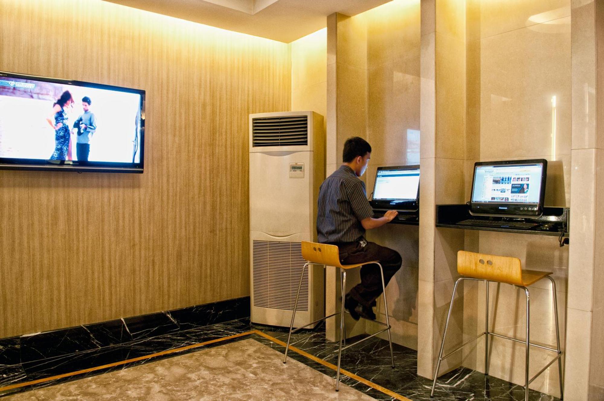 Grand Sakura Hotel Medan Exterior photo