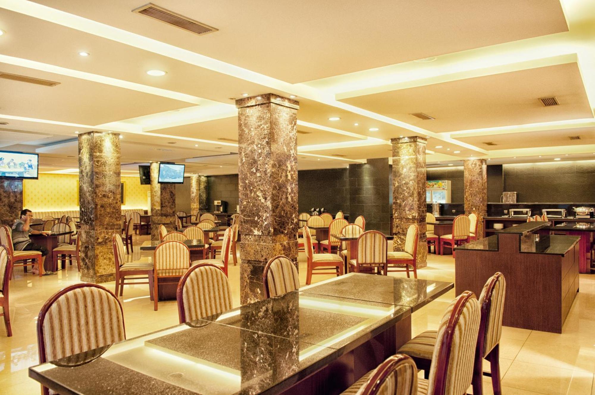 Grand Sakura Hotel Medan Exterior photo